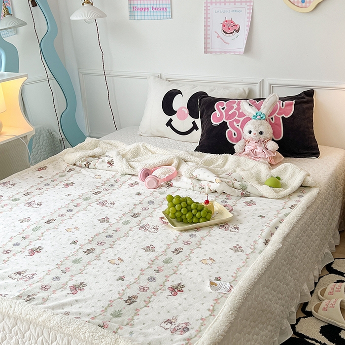 91家纺网 家纺一手货源 找家纺 昔可家纺 2024新款羊羔绒牛奶绒毛毯系列（三）-场景二-卡通系列 花朵草莓兔