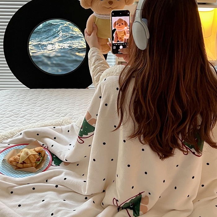 91家纺网 家纺一手货源 找家纺 昔可家纺 2024新款羊羔绒牛奶绒毛毯系列（三）-场景二-ins风系列 丝带圣诞树