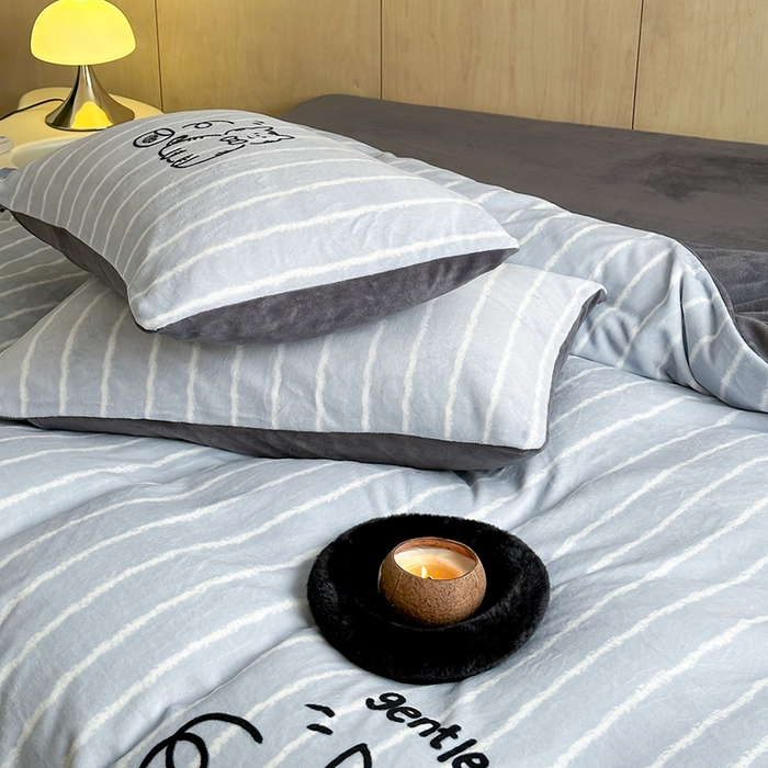 91家纺网 家纺一手货源 找家纺 昔可家纺 2024新款大版数码印花设计师牛奶绒四件套 灰条绅士猫