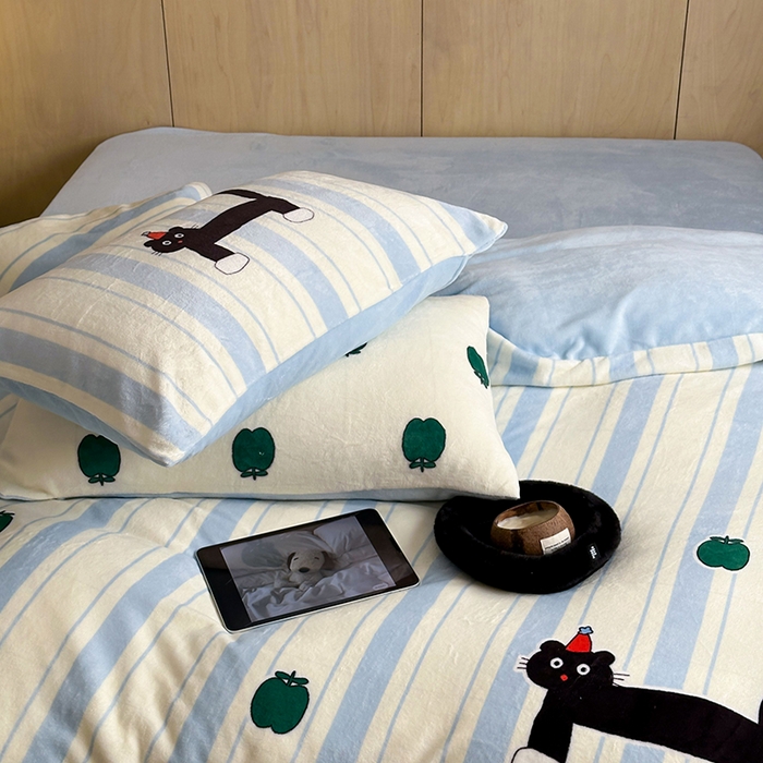 91家纺网 家纺一手货源 找家纺 昔可家纺 2024新款大版数码印花设计师牛奶绒四件套 绿苹果小黑猫