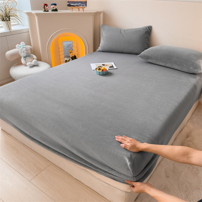 91家纺网 家纺一手货源 找家纺 眠帛家居 2024新款纯色高克重牛奶绒单床笠 浅灰