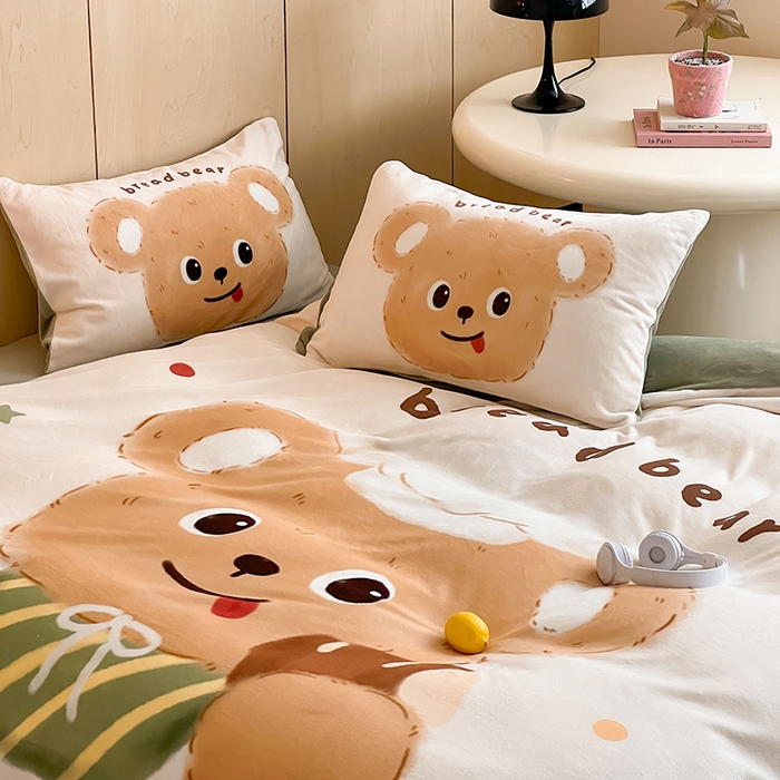 91家纺网 家纺一手货源 找家纺 昔可家纺 2024新款大版数码印花设计师牛奶绒四件套 厨师熊仔