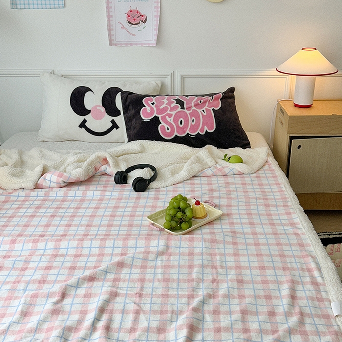 91家纺网 家纺一手货源 找家纺 昔可家纺 2024新款羊羔绒牛奶绒毛毯系列（三）-场景二-ins风系列 丝雾粉格