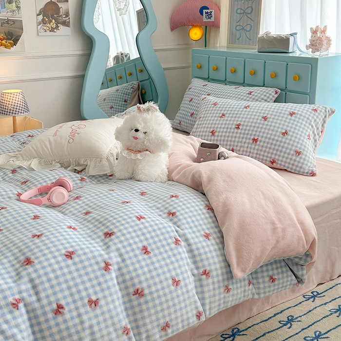 91家纺网 家纺一手货源 找家纺 昔可家纺 2024新款印花牛奶绒四件套系列-ins少女系列 蓝格蝴蝶结