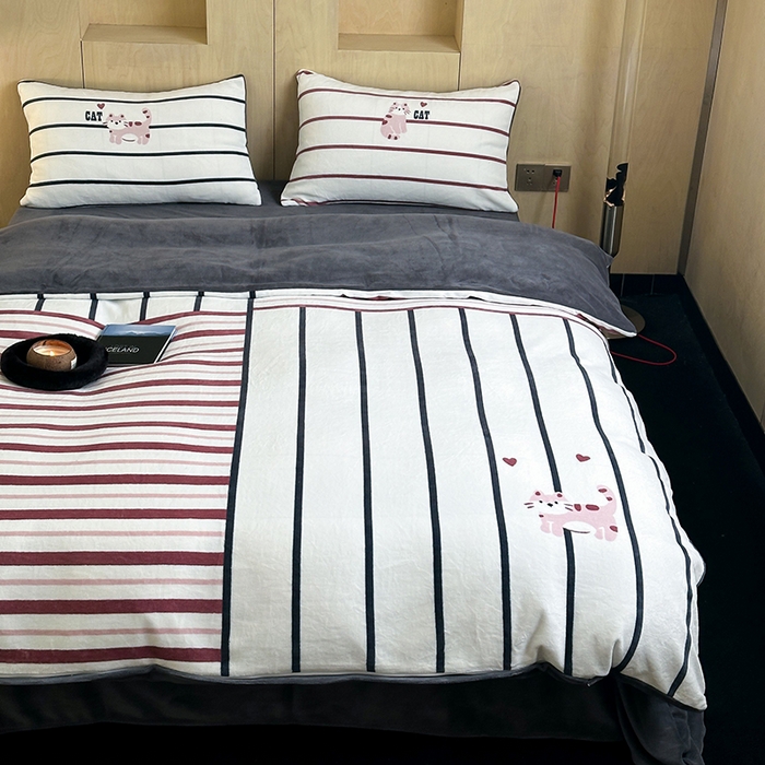 91家纺网 家纺一手货源 找家纺 昔可家纺 2024新款大版数码印花设计师牛奶绒四件套 拼接条纹爱心猫