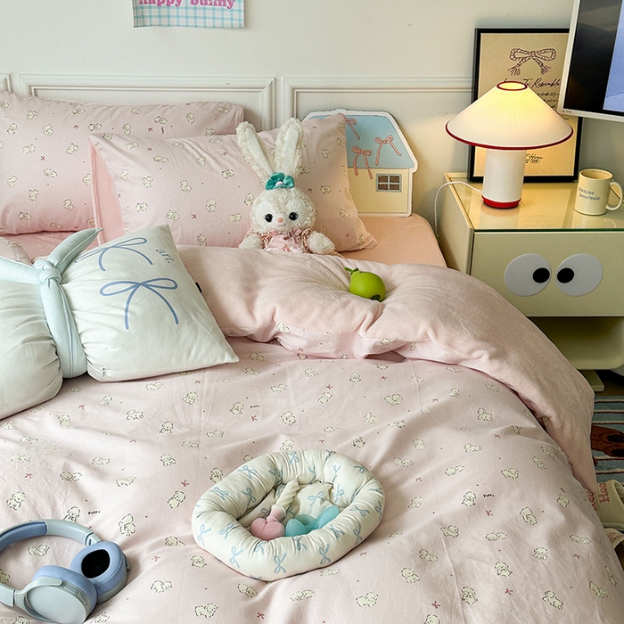 91家纺网 家纺一手货源 找家纺 昔可家纺 2024新款秋冬新款棉加牛奶绒四件套 粉粉小比熊