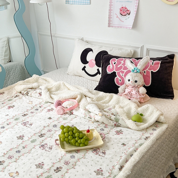 91家纺网 家纺一手货源 找家纺 昔可家纺 2024新款羊羔绒牛奶绒毛毯系列（三）-场景二-卡通系列 花朵草莓兔