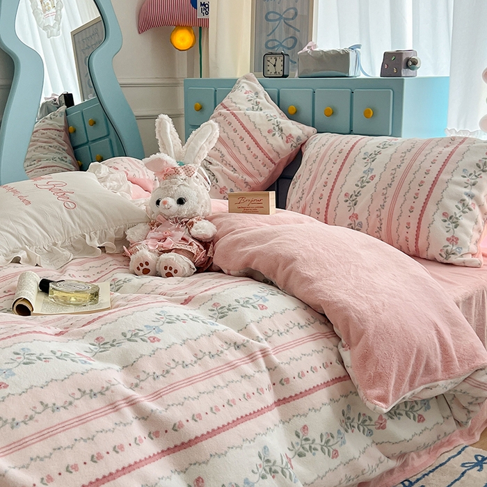 91家纺网 家纺一手货源 找家纺 昔可家纺 2024新款印花牛奶绒四件套系列-复古小清新系列 琉璃花语 粉