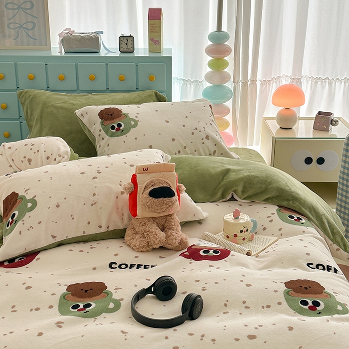 91家纺网 家纺一手货源 找家纺 昔可家纺 2024新款印花牛奶绒四件套系列-卡通系列 萌宠咖啡杯