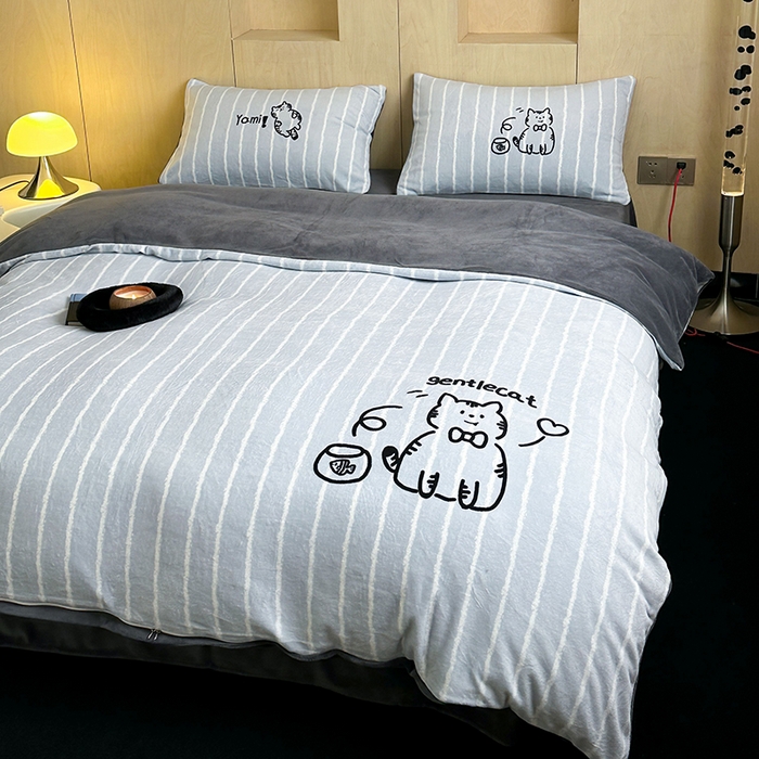 91家纺网 家纺一手货源 找家纺 昔可家纺 2024新款大版数码印花设计师牛奶绒四件套 灰条绅士猫