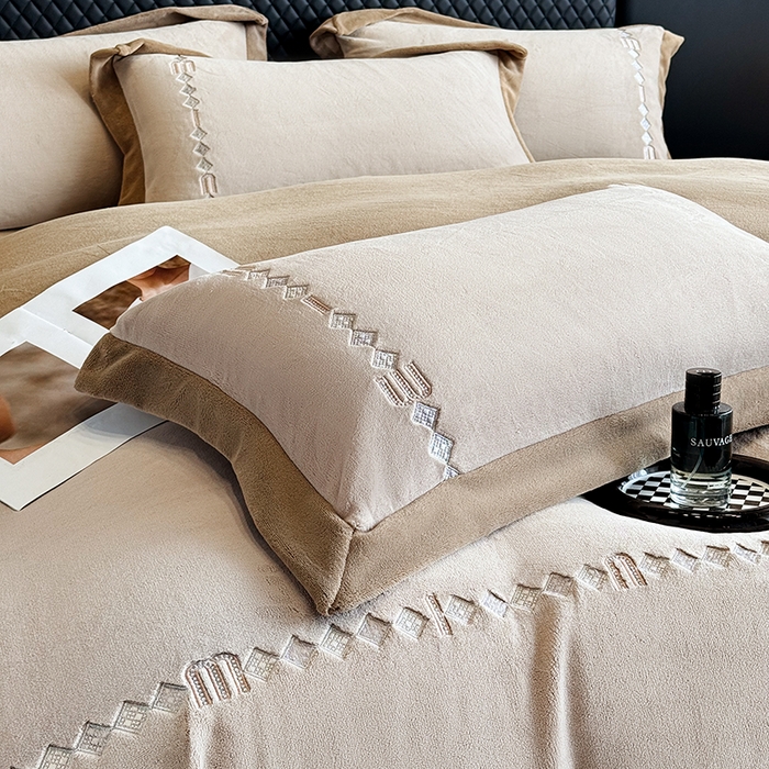 91家纺网 家纺一手货源 找家纺 凡客家居 2024新款高克重牛奶绒绣花拼角四件套 深卡其