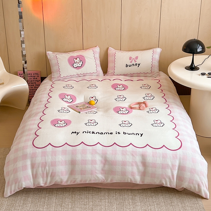 91家纺网 家纺一手货源 找家纺 昔可家纺 2024新款大版数码印花设计师牛奶绒四件套 爱心兔兔