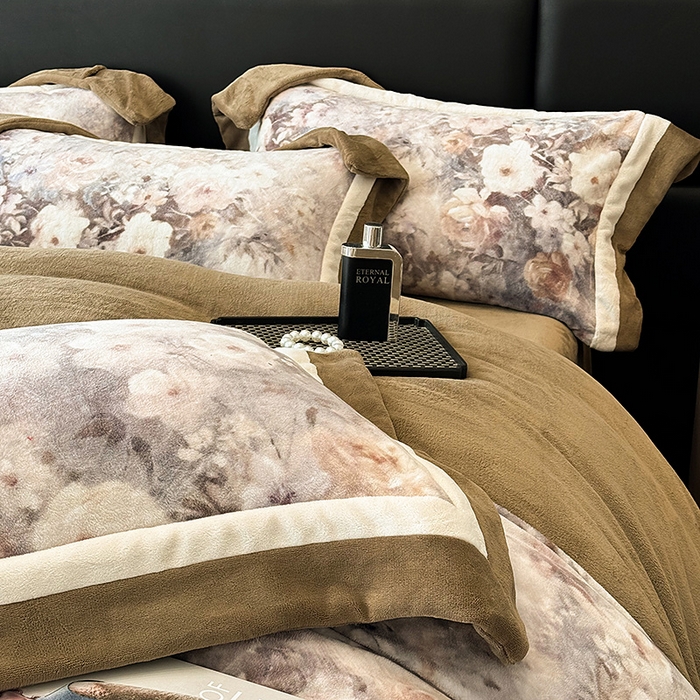 91家纺网 家纺一手货源 找家纺 凡客家居 2024新款高克重牛奶绒数码印花双拼角四件套 赫莲娜