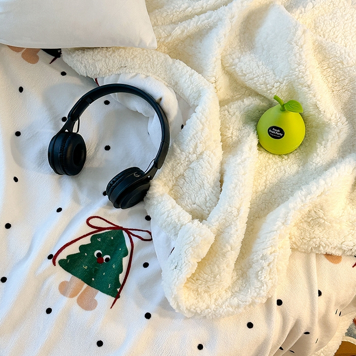 91家纺网 家纺一手货源 找家纺 昔可家纺 2024新款羊羔绒牛奶绒毛毯系列（三）-场景二-ins风系列 丝带圣诞树