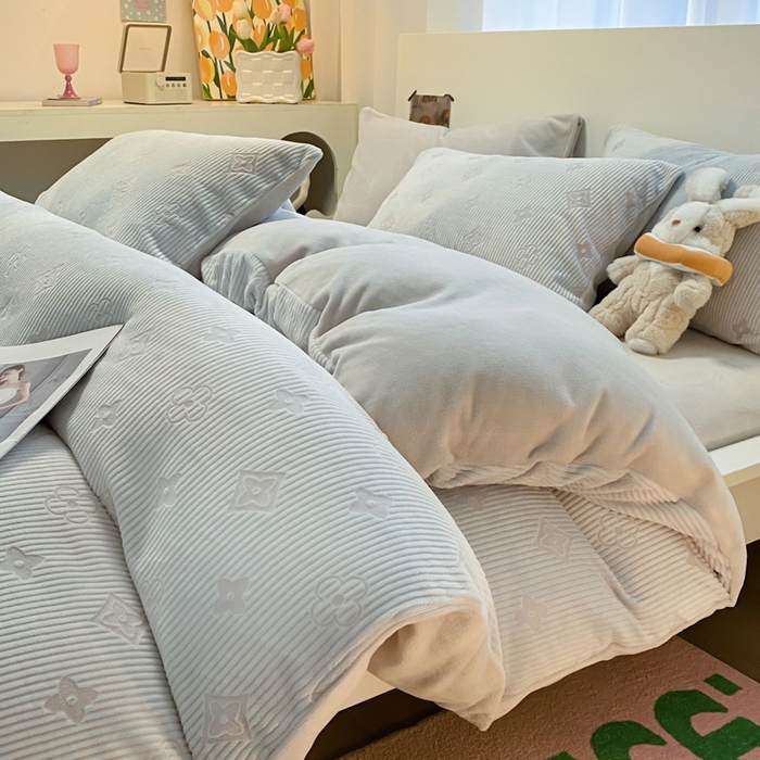 91家纺网 家纺一手货源 找家纺 呗旺鹿 2024新款高克重着色烂花雕花牛奶绒轻奢四件套 爱维午夜蓝