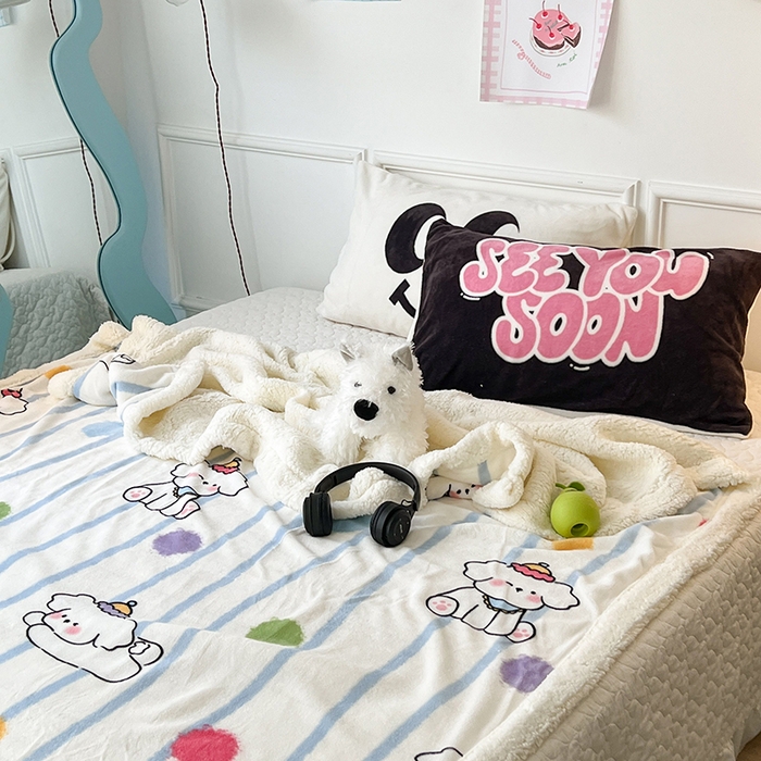 91家纺网 家纺一手货源 找家纺 昔可家纺 2024新款羊羔绒牛奶绒毛毯系列（三）-场景二-卡通系列 蓝波纹奶狗