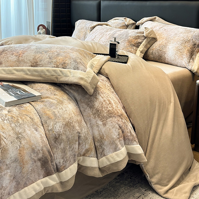 91家纺网 家纺一手货源 找家纺 凡客家居 2024新款高克重牛奶绒数码印花双拼角四件套 迷雾森林