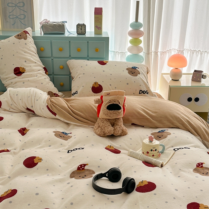 91家纺网 家纺一手货源 找家纺 昔可家纺 2024新款印花牛奶绒四件套系列-卡通系列 苹果小棕狗