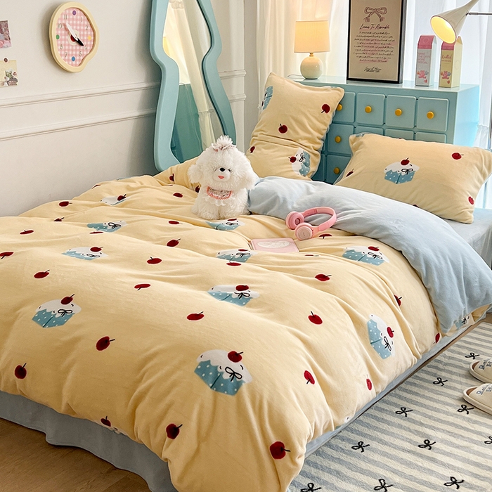 91家纺网 家纺一手货源 找家纺 昔可家纺 2024新款印花牛奶绒四件套系列-ins少女系列 樱桃奶油蛋糕