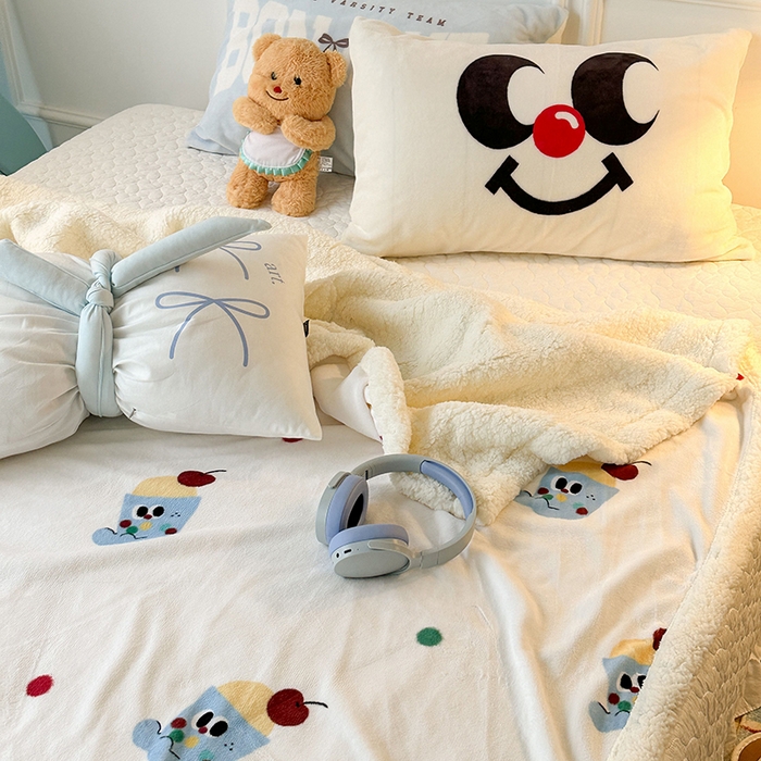 91家纺网 家纺一手货源 找家纺 昔可家纺 2024新款羊羔绒牛奶绒毛毯系列（三）-场景二-ins风系列 樱桃冰可乐