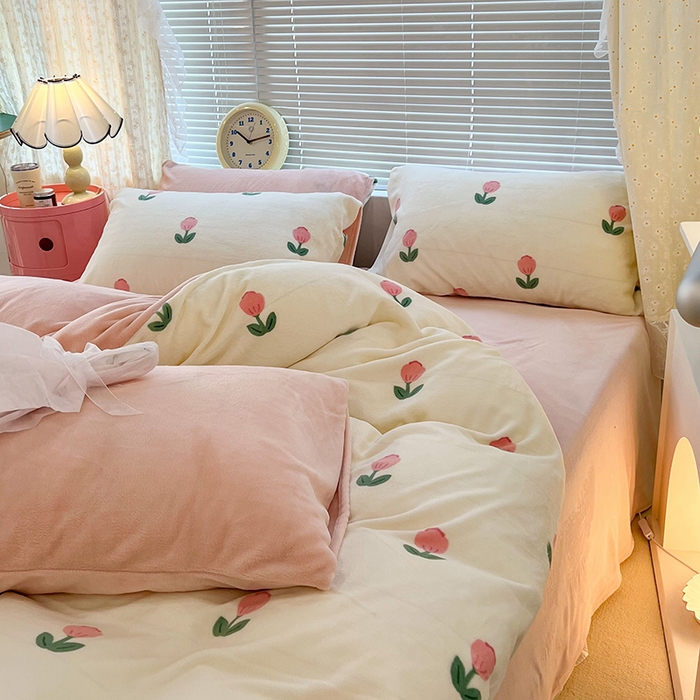 91家纺网 家纺一手货源 找家纺 昔可家纺 2024新款印花牛奶绒四件套系列-2023年热款系列 粉嫩小郁金2