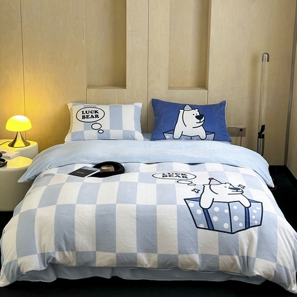 91家纺网 家纺一手货源 找家纺 昔可家纺 2024新款大版数码印花设计师牛奶绒四件套 蓝格礼物熊