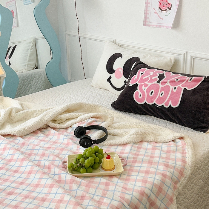 91家纺网 家纺一手货源 找家纺 昔可家纺 2024新款羊羔绒牛奶绒毛毯系列（三）-场景二-ins风系列 丝雾粉格