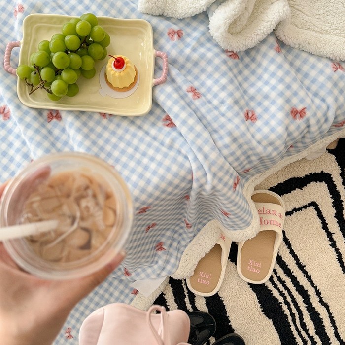 91家纺网 家纺一手货源 找家纺 昔可家纺 2024新款羊羔绒牛奶绒毛毯系列（三）-场景二-少女风系列 蓝格蝴蝶结