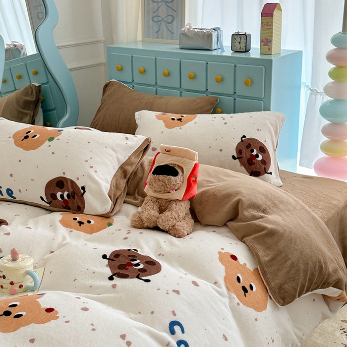 91家纺网 家纺一手货源 找家纺 昔可家纺 2024新款印花牛奶绒四件套系列-卡通系列 小熊曲奇