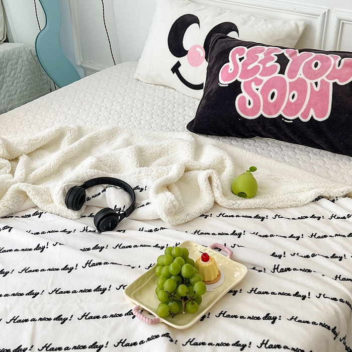 91家纺网 家纺一手货源 找家纺 昔可家纺 2024新款羊羔绒牛奶绒毛毯系列（三）-场景二-ins风系列 潮趣黑色字母