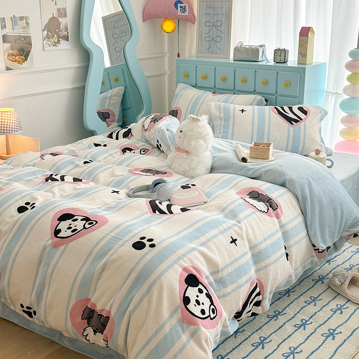 91家纺网 家纺一手货源 找家纺 昔可家纺 2024新款印花牛奶绒四件套系列-卡通系列 爱心脚印狗狗