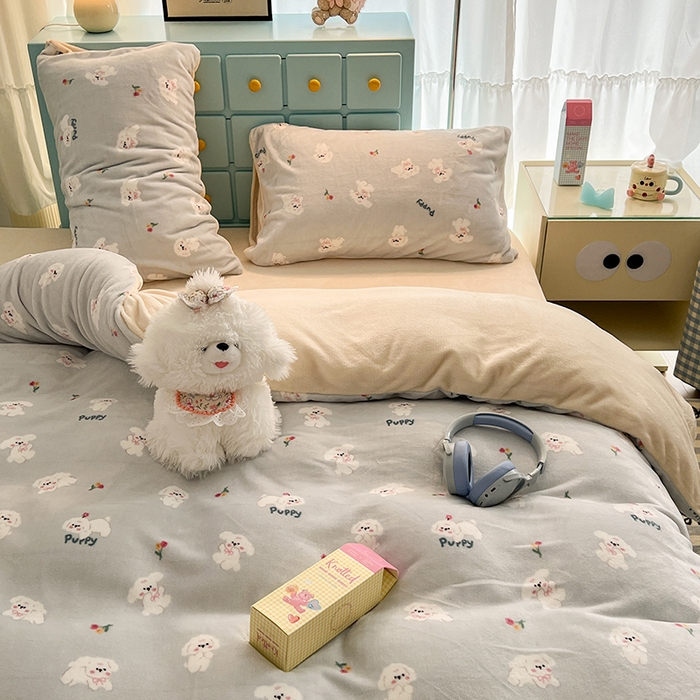 91家纺网 家纺一手货源 找家纺 昔可家纺 2024新款印花牛奶绒四件套系列-卡通系列 蓝底小奶狗