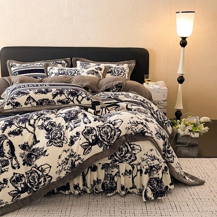 91家纺网 家纺一手货源 找家纺 茉保家纺 2024新款包边款印花牛奶绒床盖四件套 北欧花季-灰