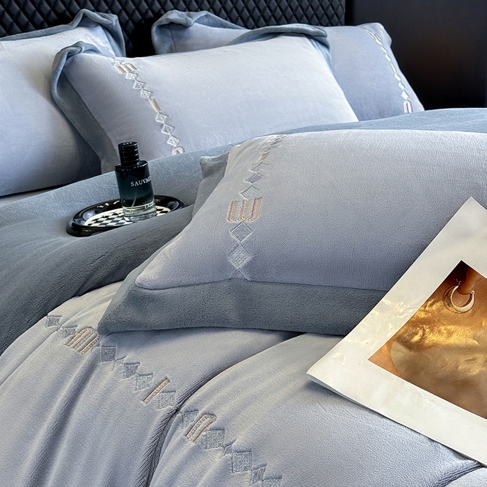 91家纺网 家纺一手货源 找家纺 凡客家居 2024新款高克重牛奶绒绣花拼角四件套 海洋蓝