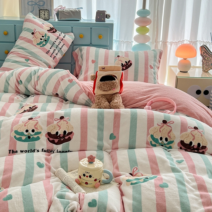 91家纺网 家纺一手货源 找家纺 昔可家纺 2024新款印花牛奶绒四件套系列-卡通系列 萌萌竖条蛋糕