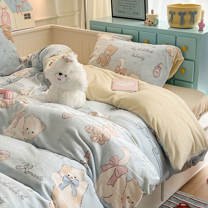 91家纺网 家纺一手货源 找家纺 昔可家纺 2024新款印花牛奶绒四件套系列-卡通系列 小熊礼物