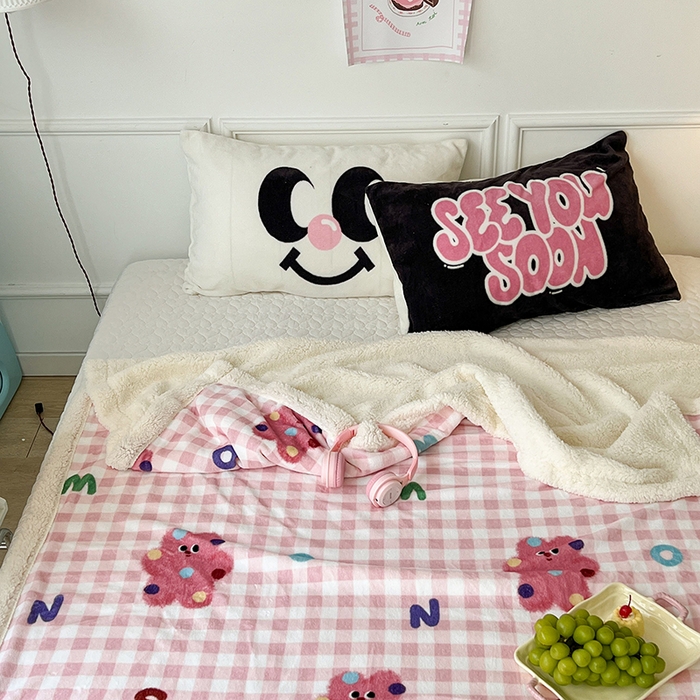 91家纺网 家纺一手货源 找家纺 昔可家纺 2024新款羊羔绒牛奶绒毛毯系列（三）-场景二-卡通系列 点点粉格猫