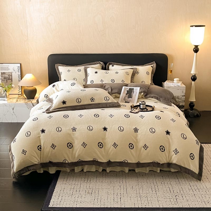 91家纺网 家纺一手货源 找家纺 茉保家纺 2024新款包边款印花牛奶绒床盖四件套 米兰 -灰白