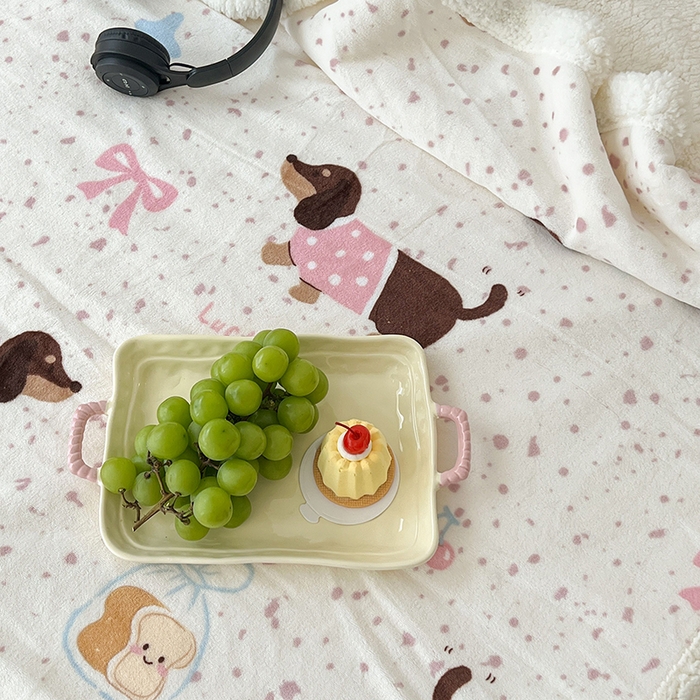 91家纺网 家纺一手货源 找家纺 昔可家纺 2024新款羊羔绒牛奶绒毛毯系列（三）-场景二-卡通系列 点点腊肠狗