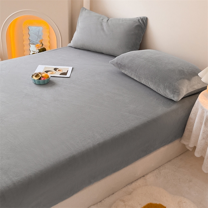 91家纺网 家纺一手货源 找家纺 眠帛家居 2024新款纯色高克重牛奶绒单床笠 浅灰