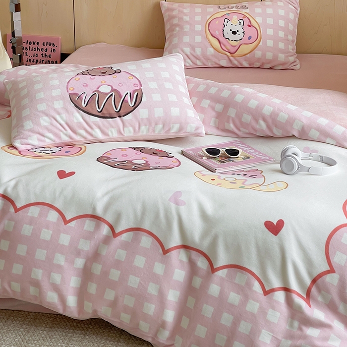 91家纺网 家纺一手货源 找家纺 昔可家纺 2024新款大版数码印花设计师牛奶绒四件套 甜甜圈萌宠