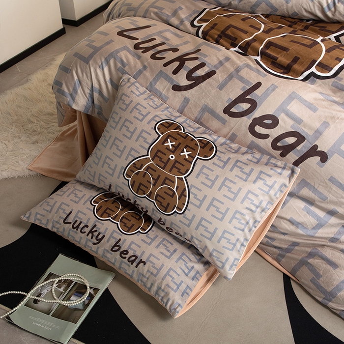 91家纺网 家纺一手货源 找家纺 色鬼布艺 2024新款婴儿绒数码印花牛奶绒四件套仿大牌直播爆款网红款 咔芬