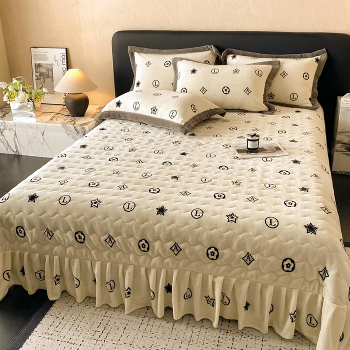 91家纺网 家纺一手货源 找家纺 茉保家纺 2024新款包边款印花牛奶绒床盖四件套 米兰 -灰白