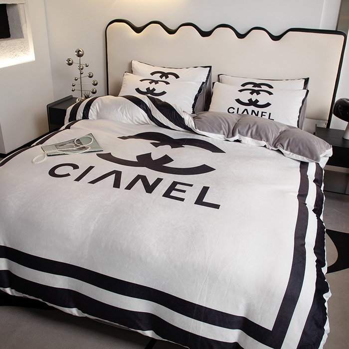 91家纺网 家纺一手货源 找家纺 色鬼布艺 2024新款婴儿绒数码印花牛奶绒四件套仿大牌直播爆款网红款 可可白