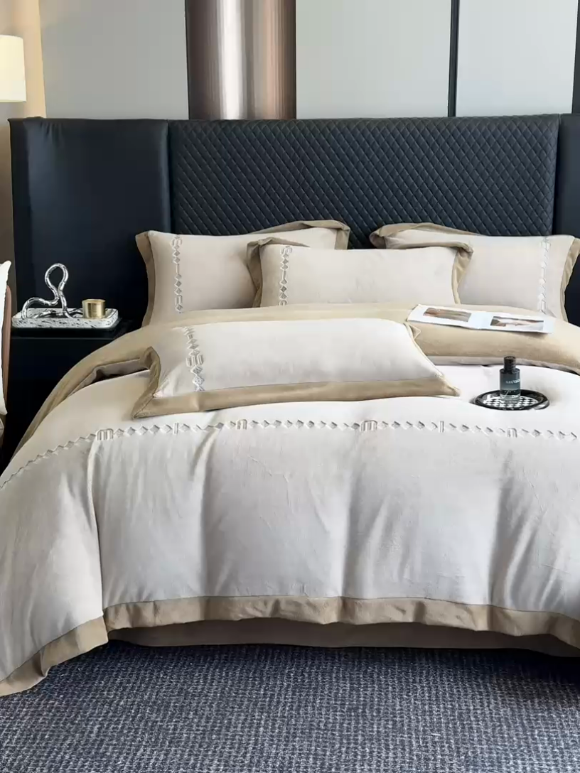 91家纺网 家纺一手货源 找家纺 凡客家居 2024新款高克重牛奶绒绣花拼角四件套 深卡其