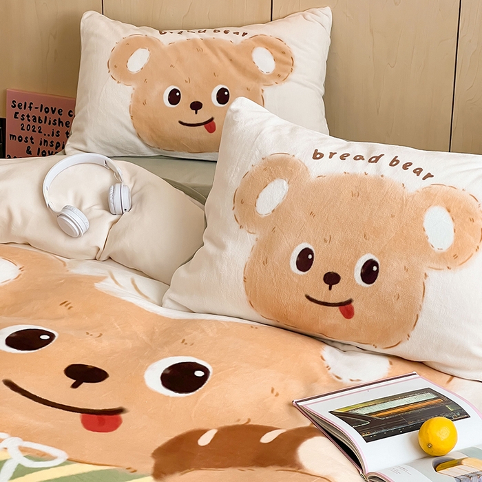 91家纺网 家纺一手货源 找家纺 昔可家纺 2024新款大版数码印花设计师牛奶绒四件套 厨师熊仔