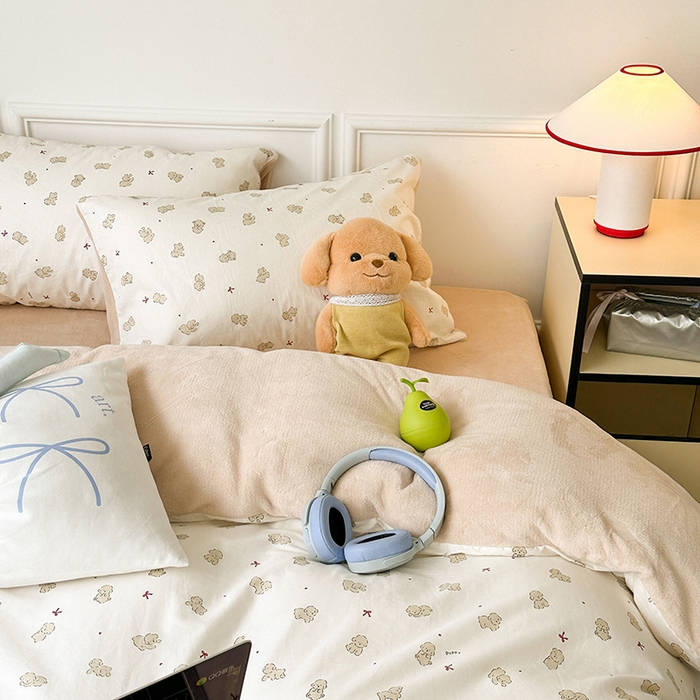 91家纺网 家纺一手货源 找家纺 昔可家纺 2024新款秋冬新款棉加牛奶绒四件套 棕色小比熊