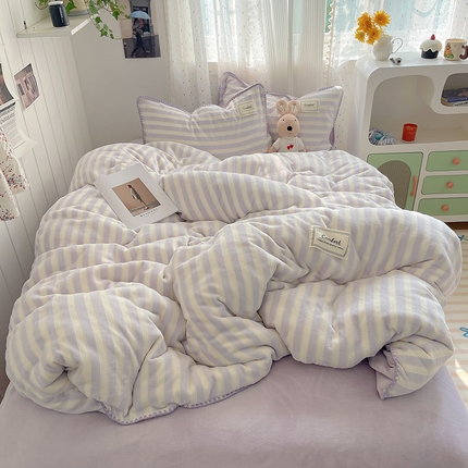 91家纺网 家纺一手货源 找家纺 桃子家居 2024新款A类ins无印格子条条简约撞色马卡龙立体提花烂花雕花三角贝壳边织标工艺加厚牛奶绒四件套 绒三角针-紫条紫紫