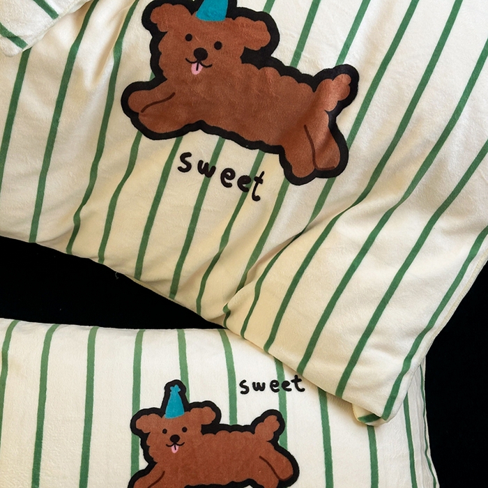 91家纺网 家纺一手货源 找家纺 昔可家纺 2024新款大版数码印花设计师牛奶绒四件套 圣诞帽狗狗