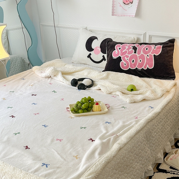 91家纺网 家纺一手货源 找家纺 昔可家纺 2024新款羊羔绒牛奶绒毛毯系列（三）-场景二-少女风系列 多巴胺蝴蝶结